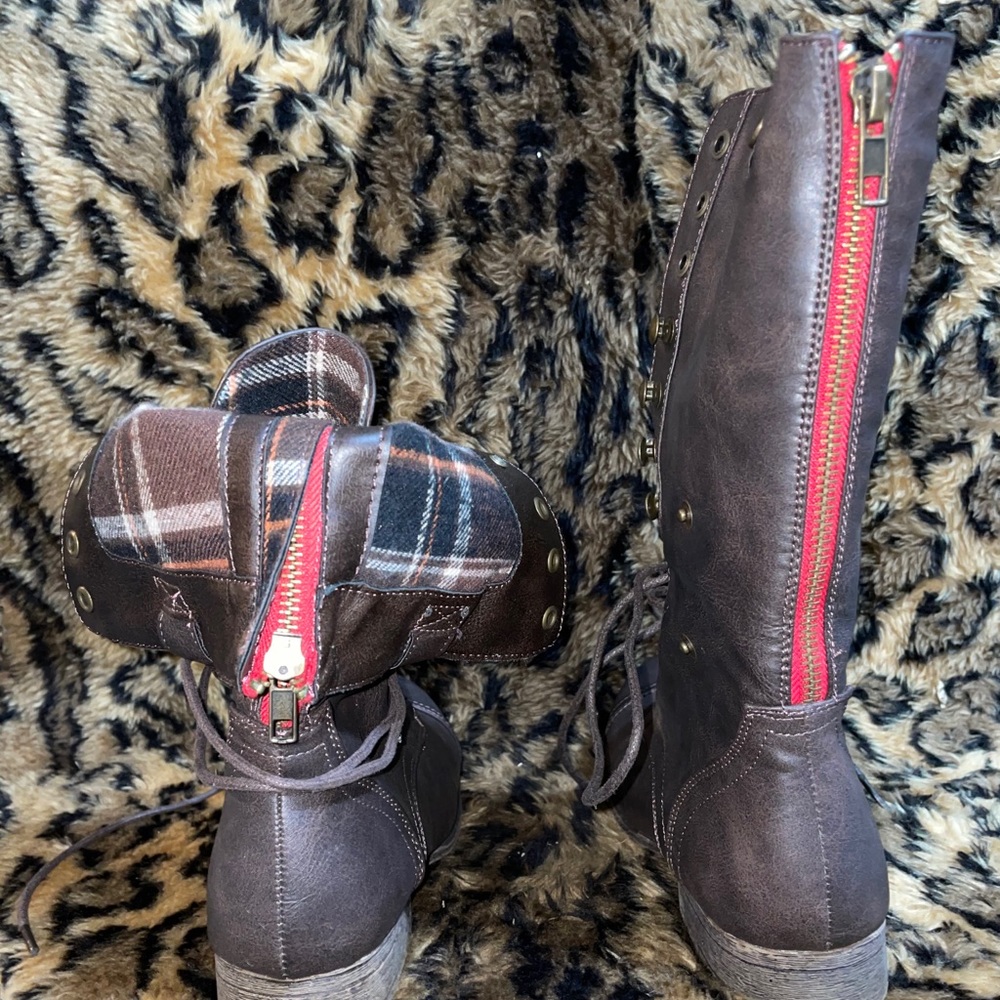 Combat boots